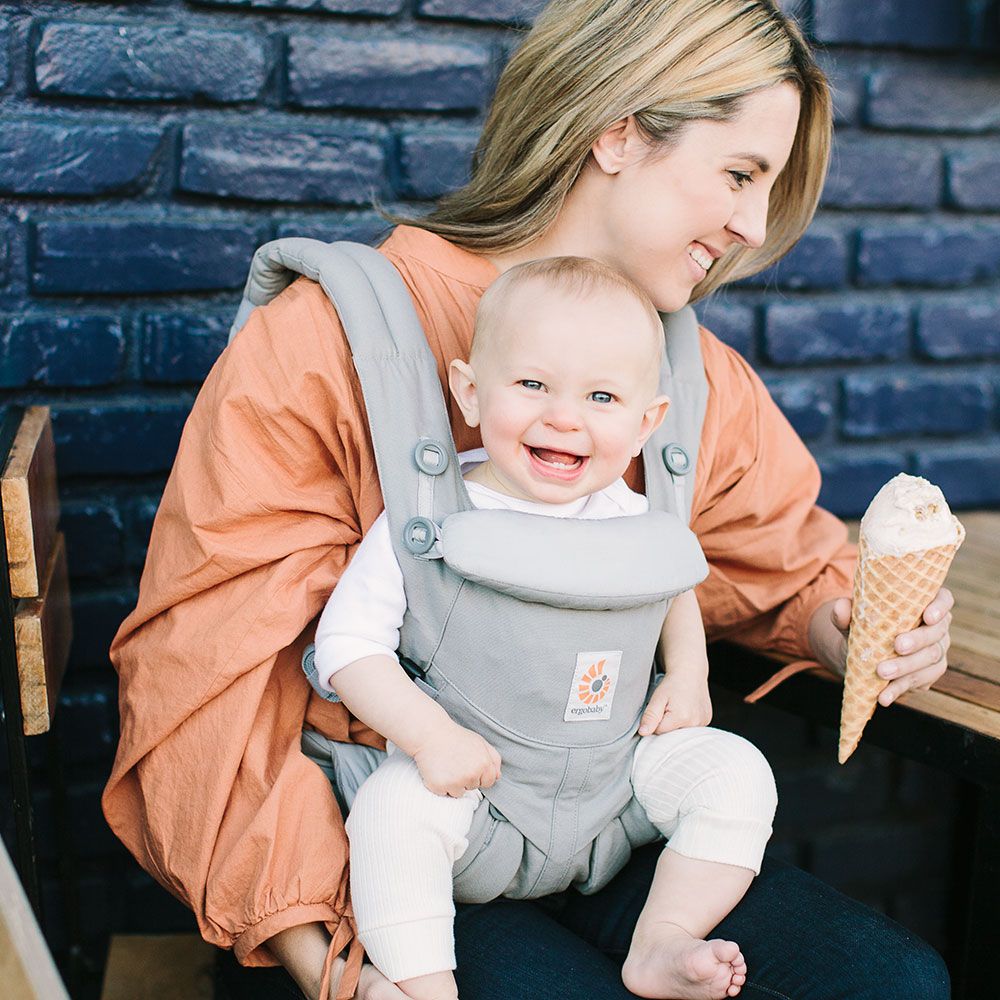 Die Neuheit aus dem Hause Ergobaby: Die Babytrage OMNI 360 - geeignet für Neugeborene und gerüstet für alle Tragepositionen, ist diese Babytrage ein wahrer Alleskönner: mitwachsend von Woche 1 bis 36 Monate, kein Neugeboreneneinsatz nötig, ergonomische Fr